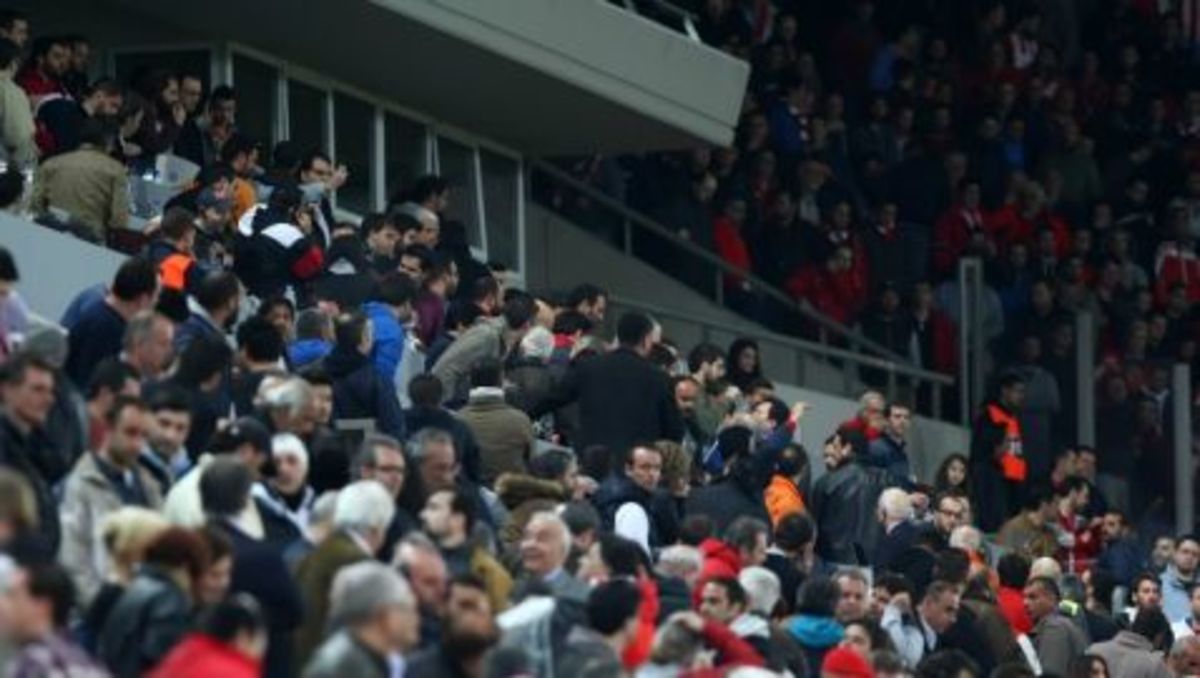 Έγινε και αυτό – Οπαδός δάγκωσε αφτί δημοσιογράφου στο “Γ. Καραϊσκάκης”!