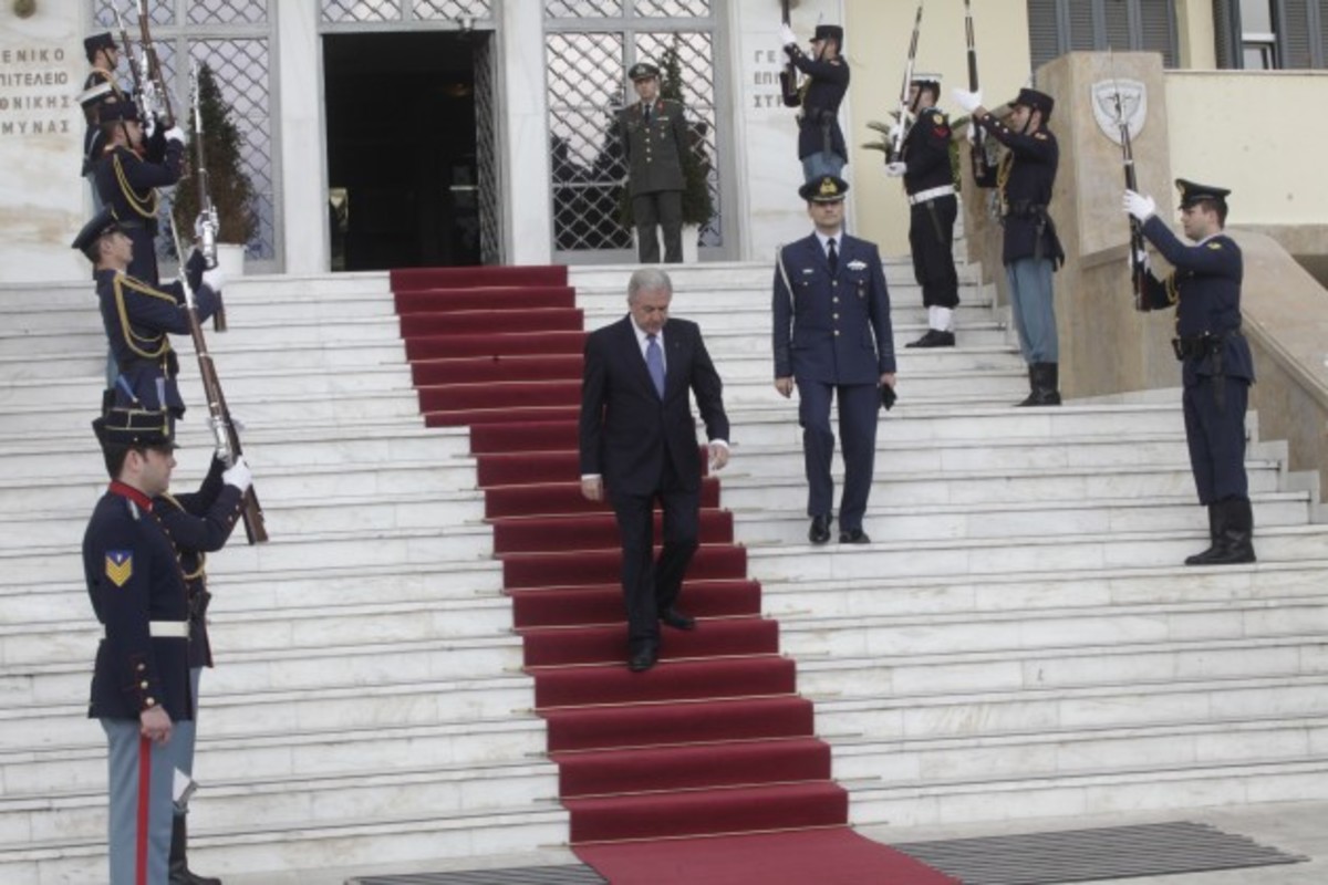 Ο Αβραμόπουλος φεύγει χωρίς να παραδώσει το ΥΠΕΘΑ!