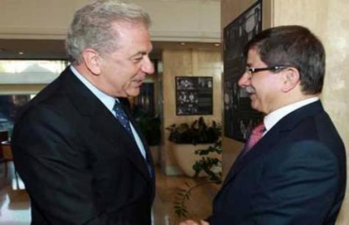Έφυγε η Μέρκελ, ήρθε ο Νταβούτογλου. Τι θέλει ο Τούρκος ΥΠΕΞ στην Αθήνα;