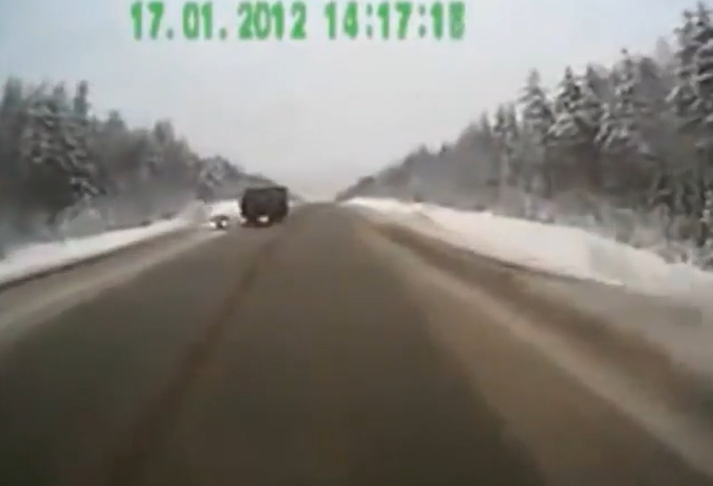 Tυχερή οδηγός γλιτώνει από σύγκρουση με φορτηγό! Video