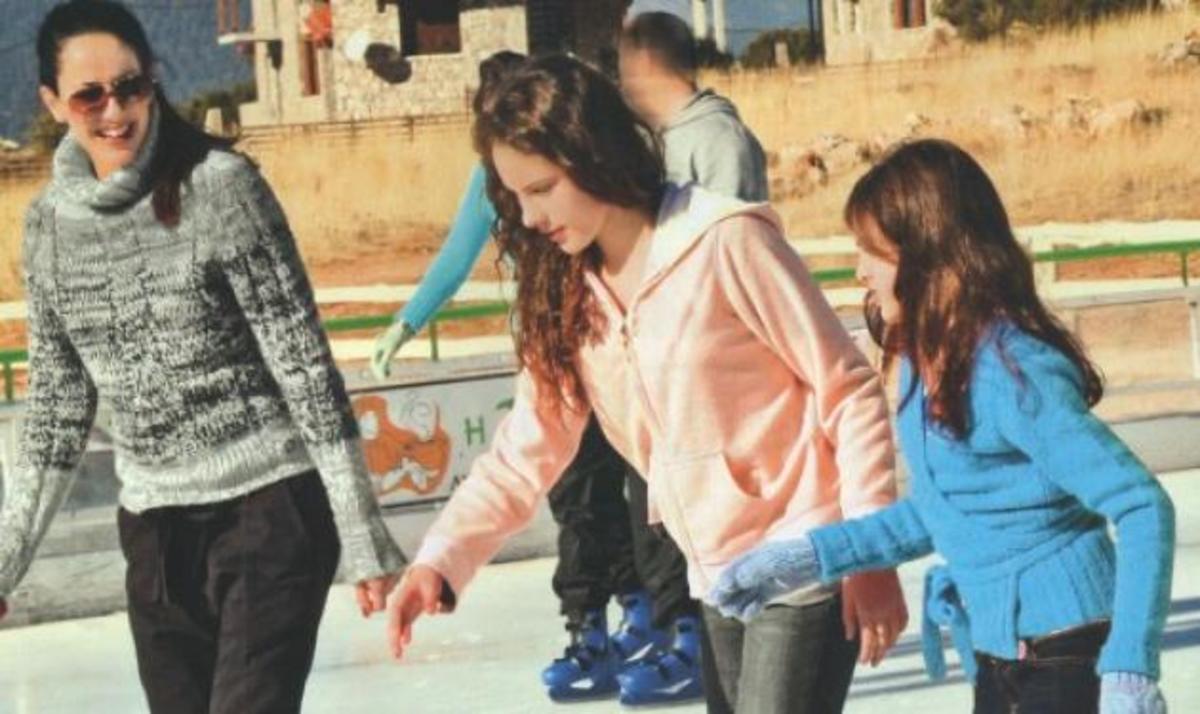Εύη Αδάμ: Με τις πανέμορφες κόρες της για πατινάζ στην Αράχωβα!