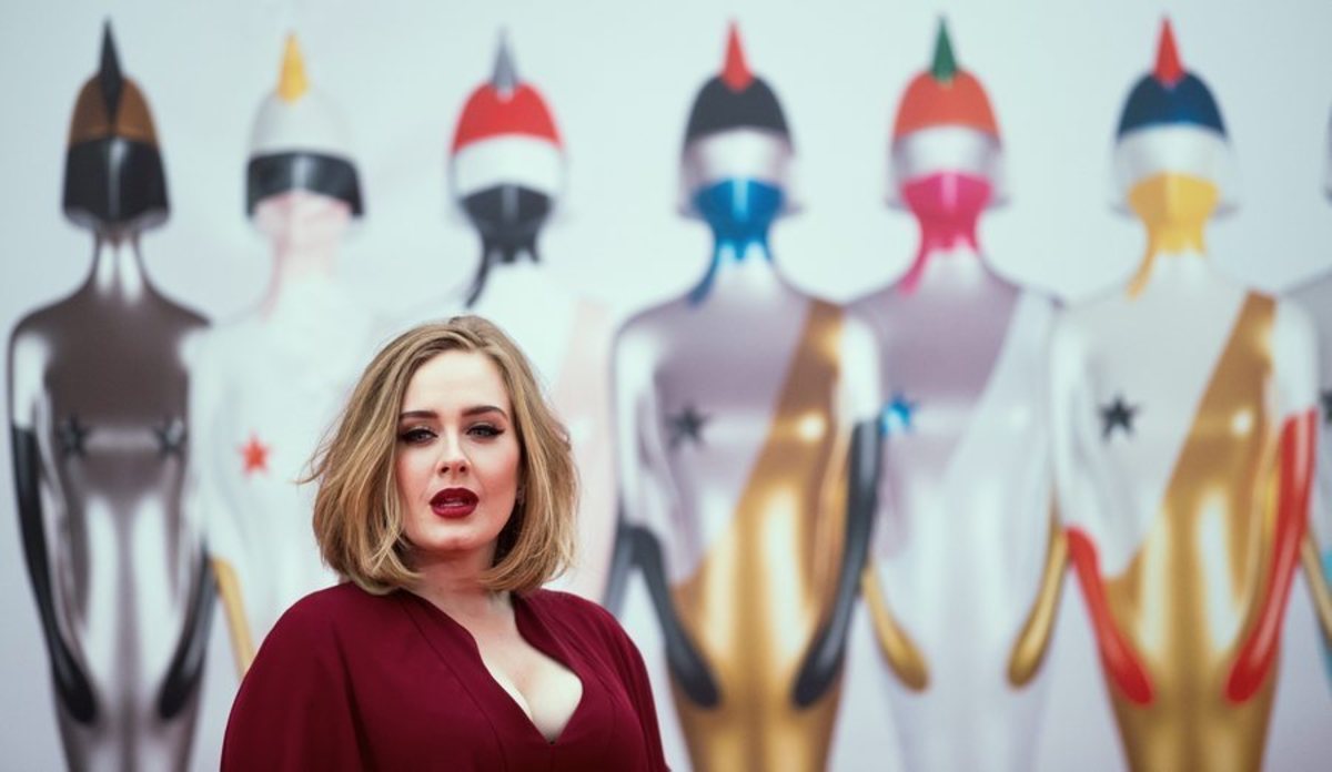 H Adele έχει μούσι και το λέει “Larry”!