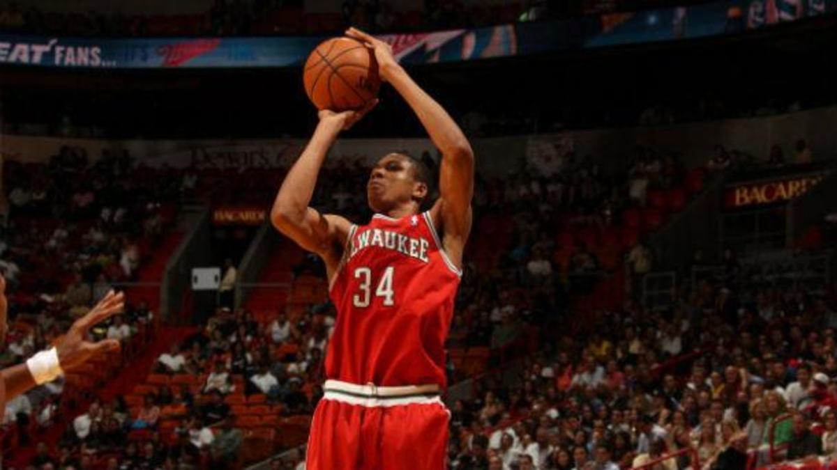 Ο Λεμπρόν νίκησε τον Αντετοκούνμπο (VIDEO)