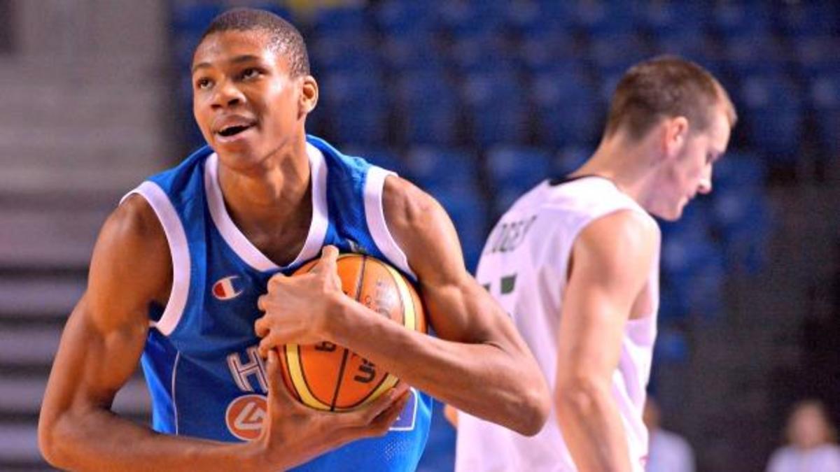 Αντετοκούνμπο: Ο Λαρεντζάκης έχει μεγάλα παντελόνια…