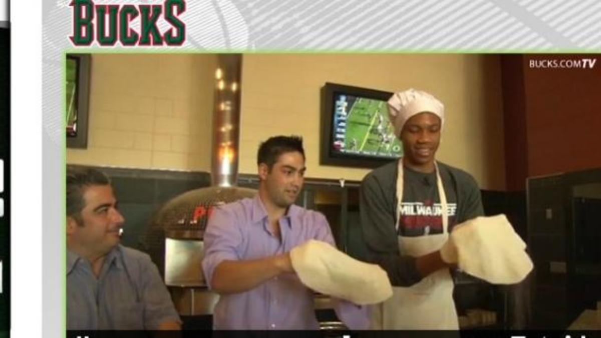 Ο Αντετοκούνμπο φτιάχνει πίτσες! (pics+vid)