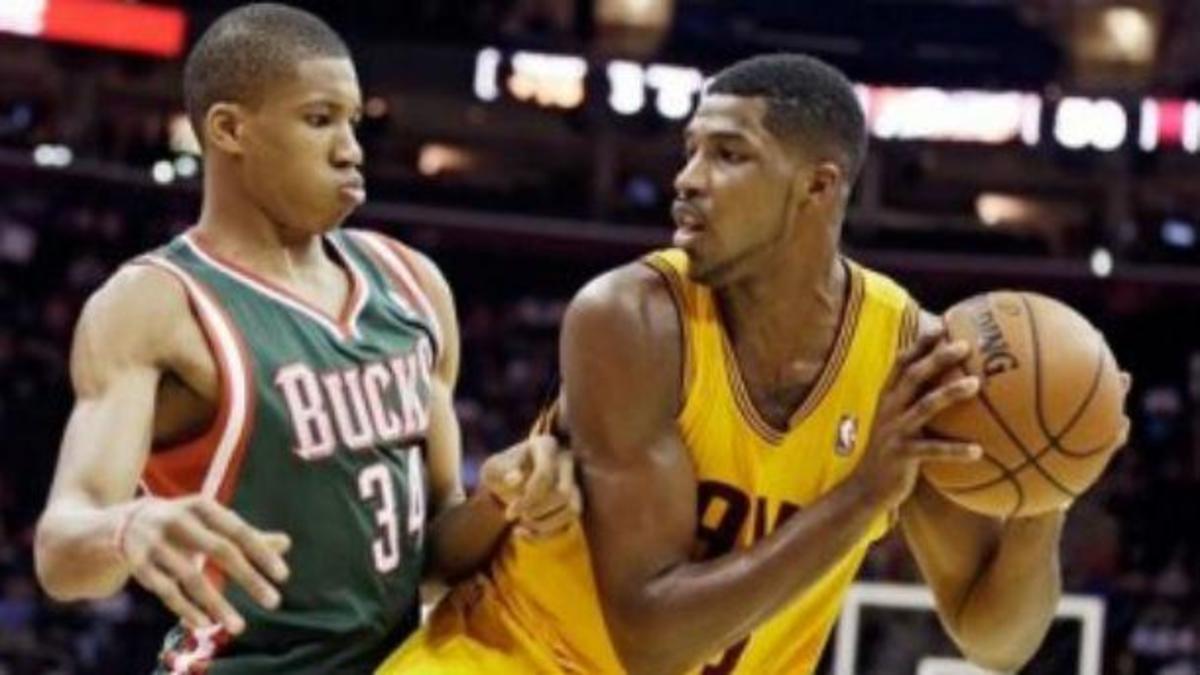 Ο Αντετοκούνμπο… πετάει (VIDEO)