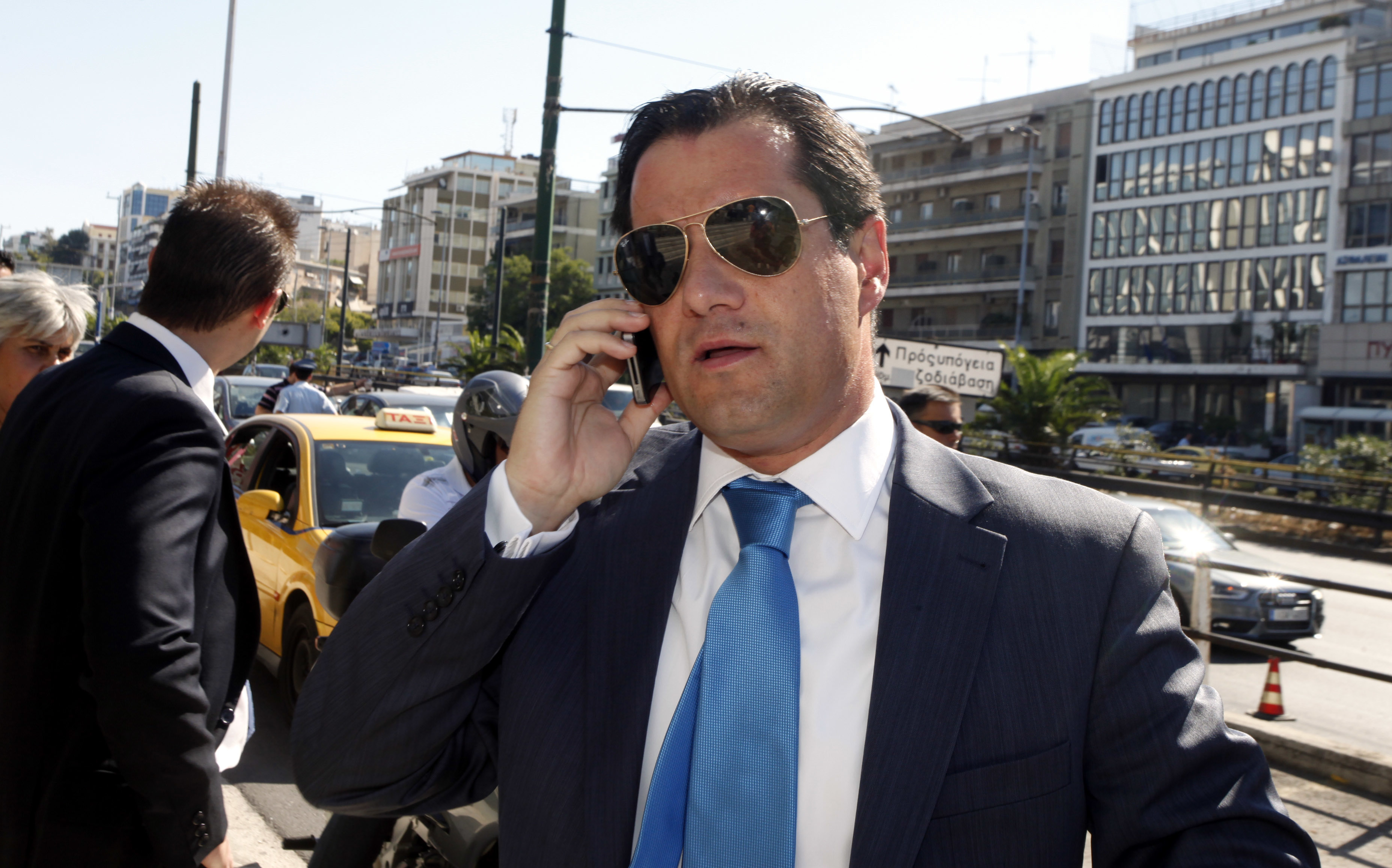 Άδωνις εναντίον Κασιδιάρη στο twitter