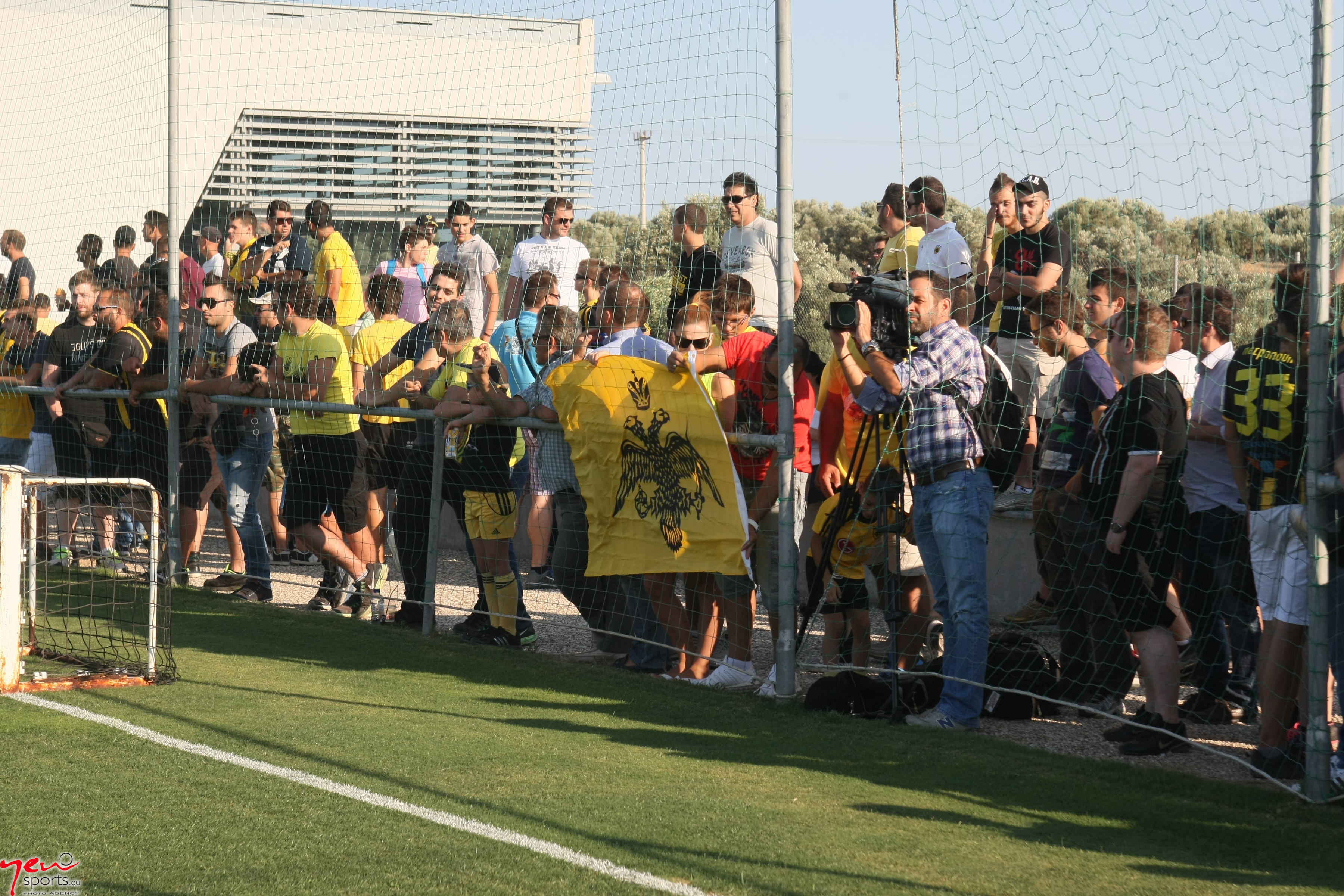 Οπαδοί της ΑΕΚ στην προπόνηση ΦΩΤΟ NEWSPORTS.