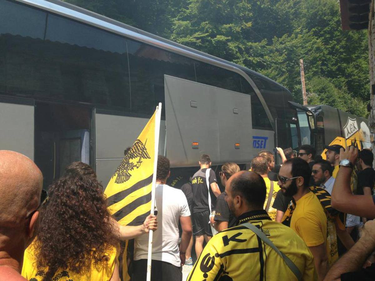 Οπαδοί της ΑΕΚ υποδέχτηκαν την αποστολή της ομάδας που έφτασε στο Πήλιο ΦΩΤΟ ENWSI.GR
