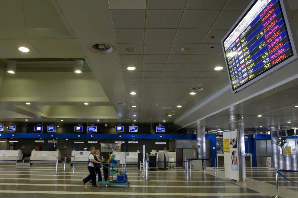 Λιγότεροι Ελληνες ταξίδεψαν τις γιορτές