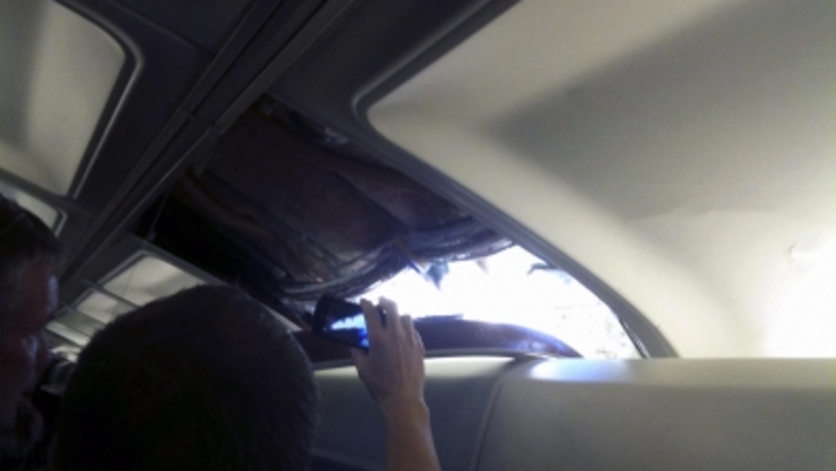 Φωτογραφίες επιβατών δείχνει που εντοπίζεται το πρόβλημα στο αεροπλάνο. Ρωγμή φαίνεται στο πάνω μέρος.