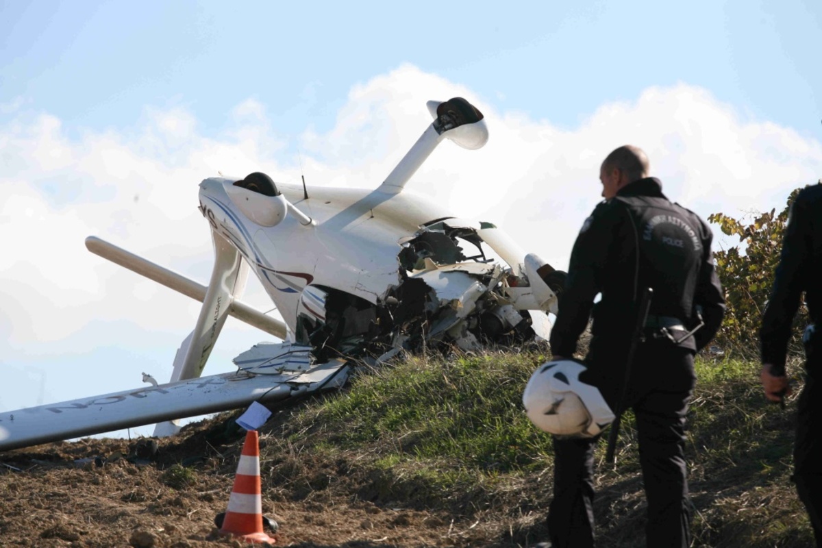 Το υπερελαφρύ αεροσκάφος σμπαραλιασμένο στο έδαφος ΦΩΤΟ EUROKINISSI