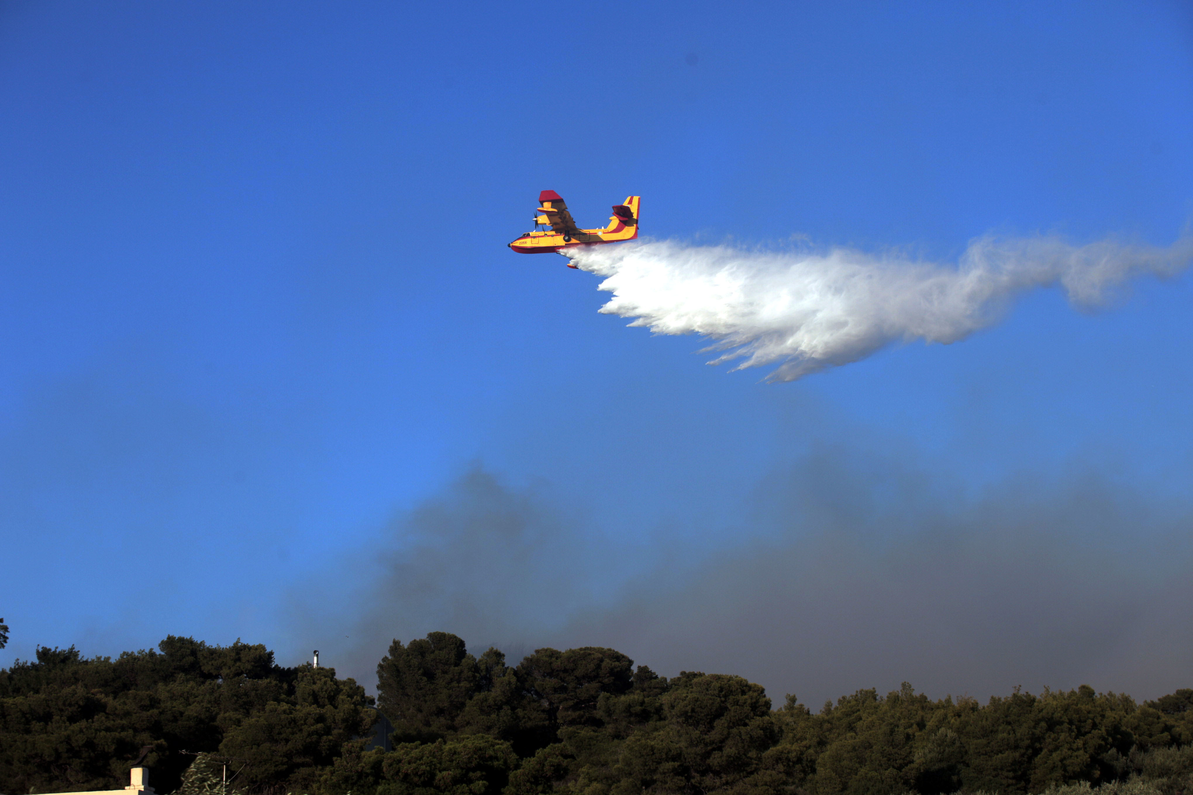 Η Ελλάδα φλέγεται κι έχει “ξεμείνει” από ελικόπτερα και πυροσβεστικά αεροσκάφη