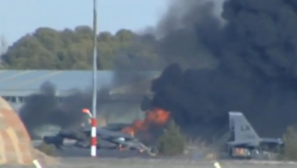 Ελληνική τραγωδία στην Ισπανία – Μαχητικό κατέπεσε πάνω σε άλλα αεροσκάφη – Δύο νεκροί και 10 τραυματίες – Συγκλονιστικό βίντεο