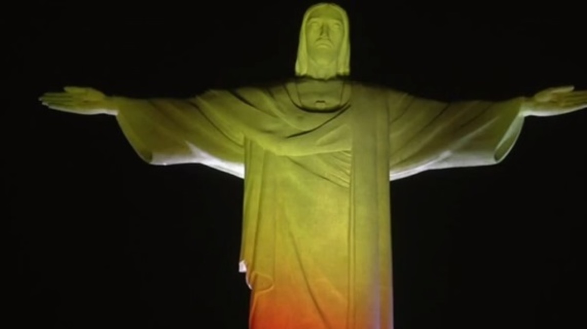 Το άγαλμα του Ιησού φωτίστηκε στα χρώματα του Μουντιάλ (VIDEO)