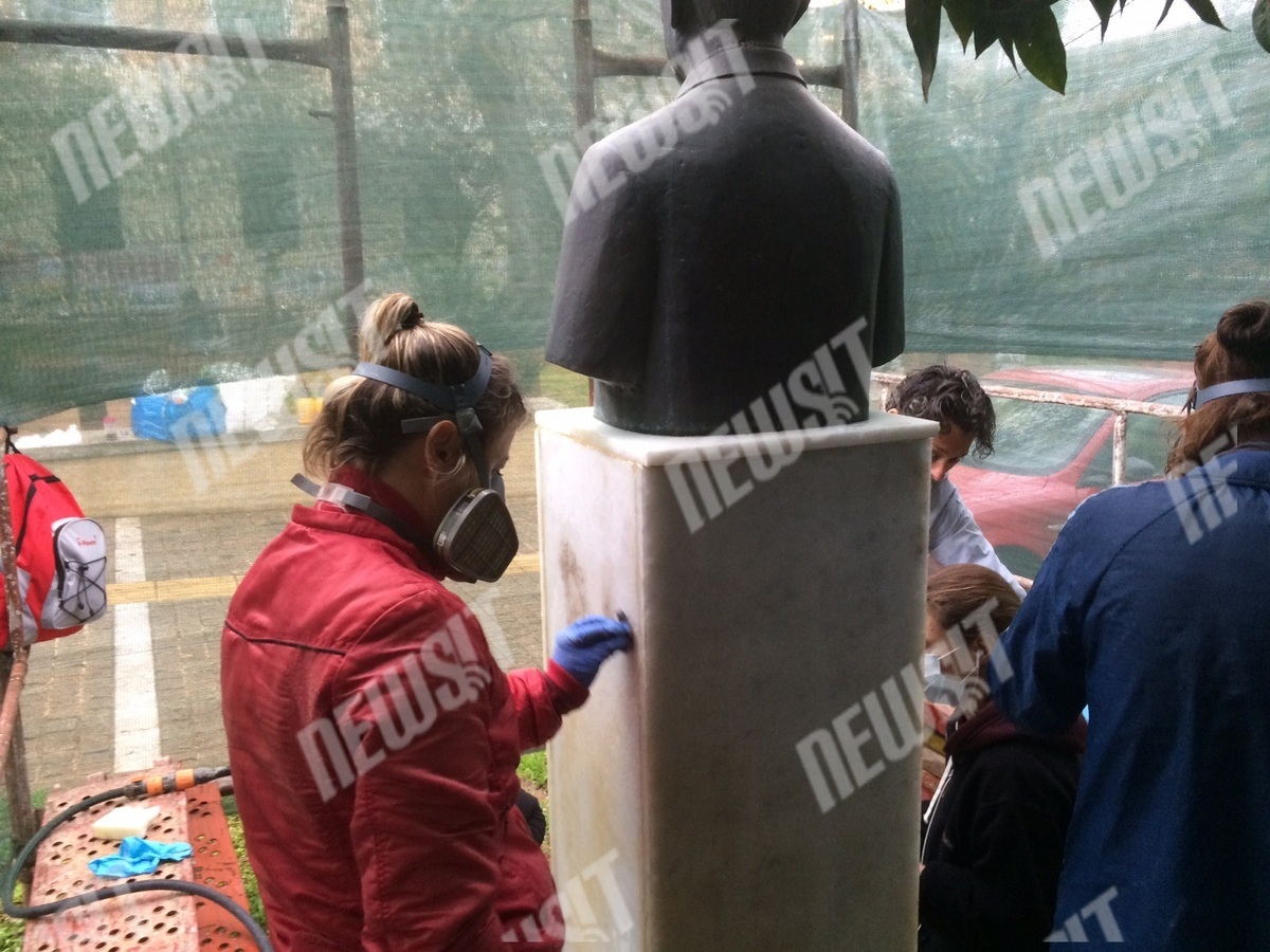Καθαρίζουν τα αγάλματα που βεβήλωσαν οι αντιεξουσιαστές στη Νομική – ΦΩΤΟ