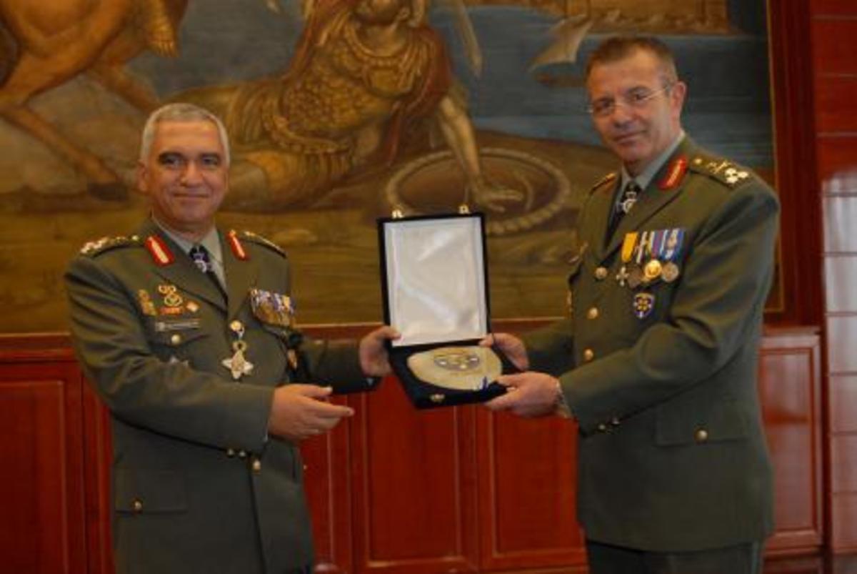 ΠΕΡΙΚΟΠΕΣ:”Λεφτά δεν υπάρχουν,πάρτε…ψήφο”!Κυβερνητικά παιχνίδια με τον Α/ΓΕΕΘΑ