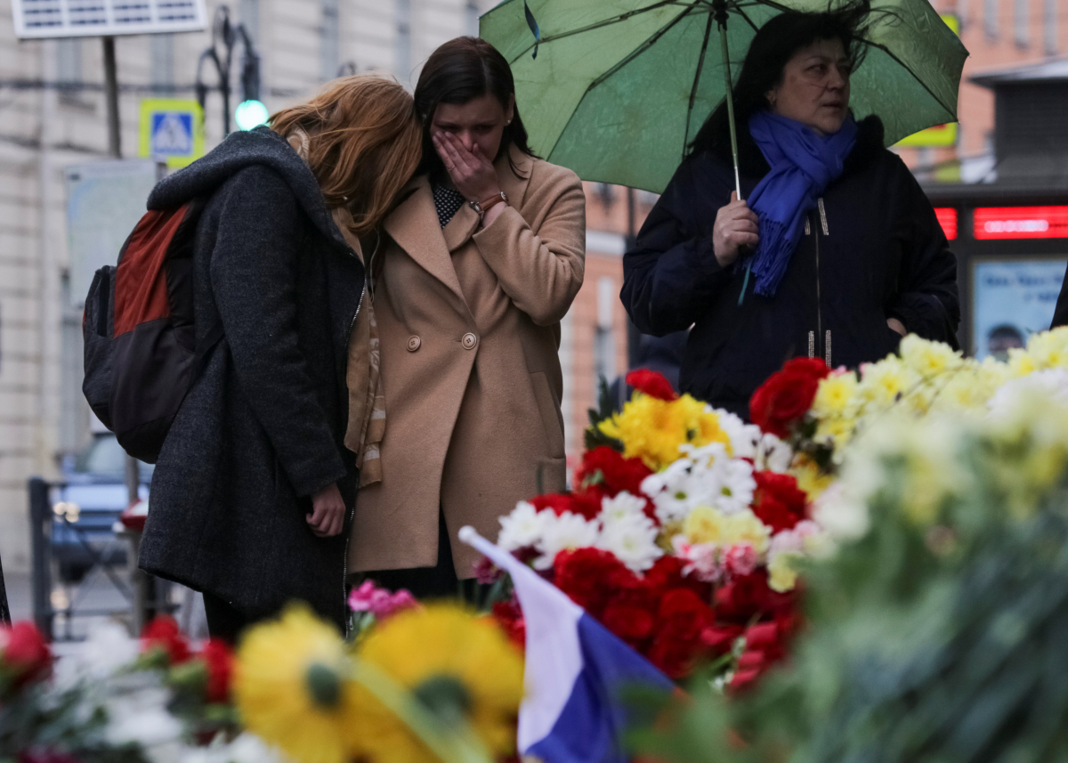 Αγία Πετρούπολη: Υπό κράτηση ύποπτοι ως συνεργοί του βομβιστή – Κηδεύονται τα θύματα