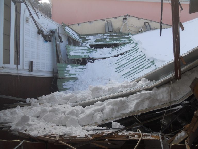 Χιόνια – Λέσβος: Κατέρρευσε από το βάρος η στέγη του ιστορικού «Αναγνωστηρίου» Αγιάσου! [pics]