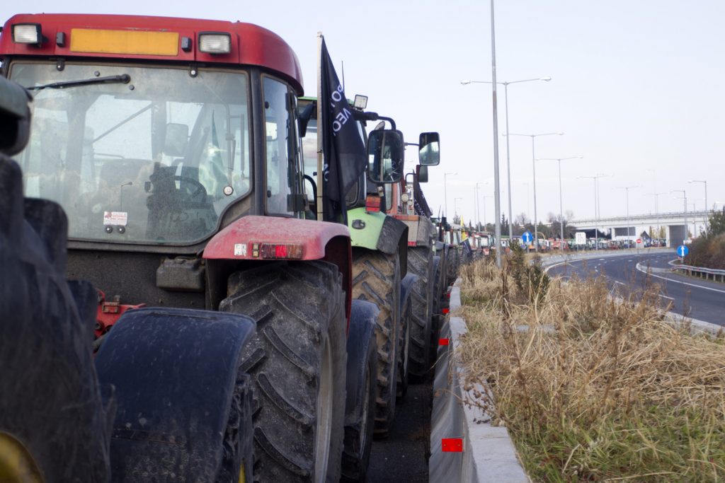 Μπλόκα αγροτών: Ποιοι δρόμοι είναι κλειστοί – Τρακτέρ σε διόδια και τελωνεία