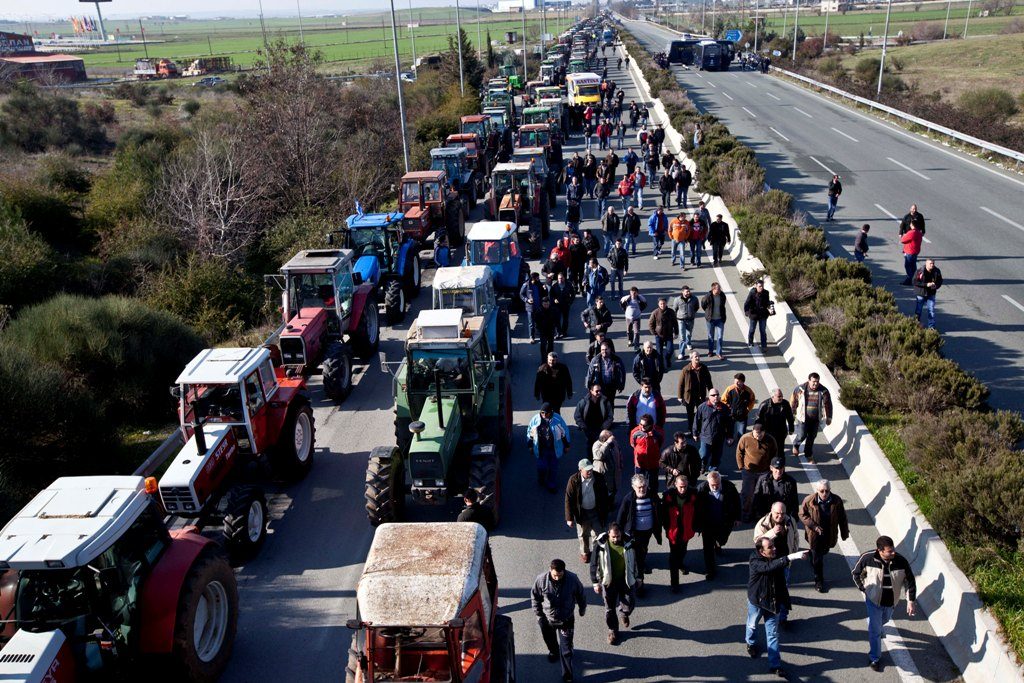 Ανυποχώρητοι αγρότες – Κατεβάζουν τα τρακτέρ στην Αθήνα!