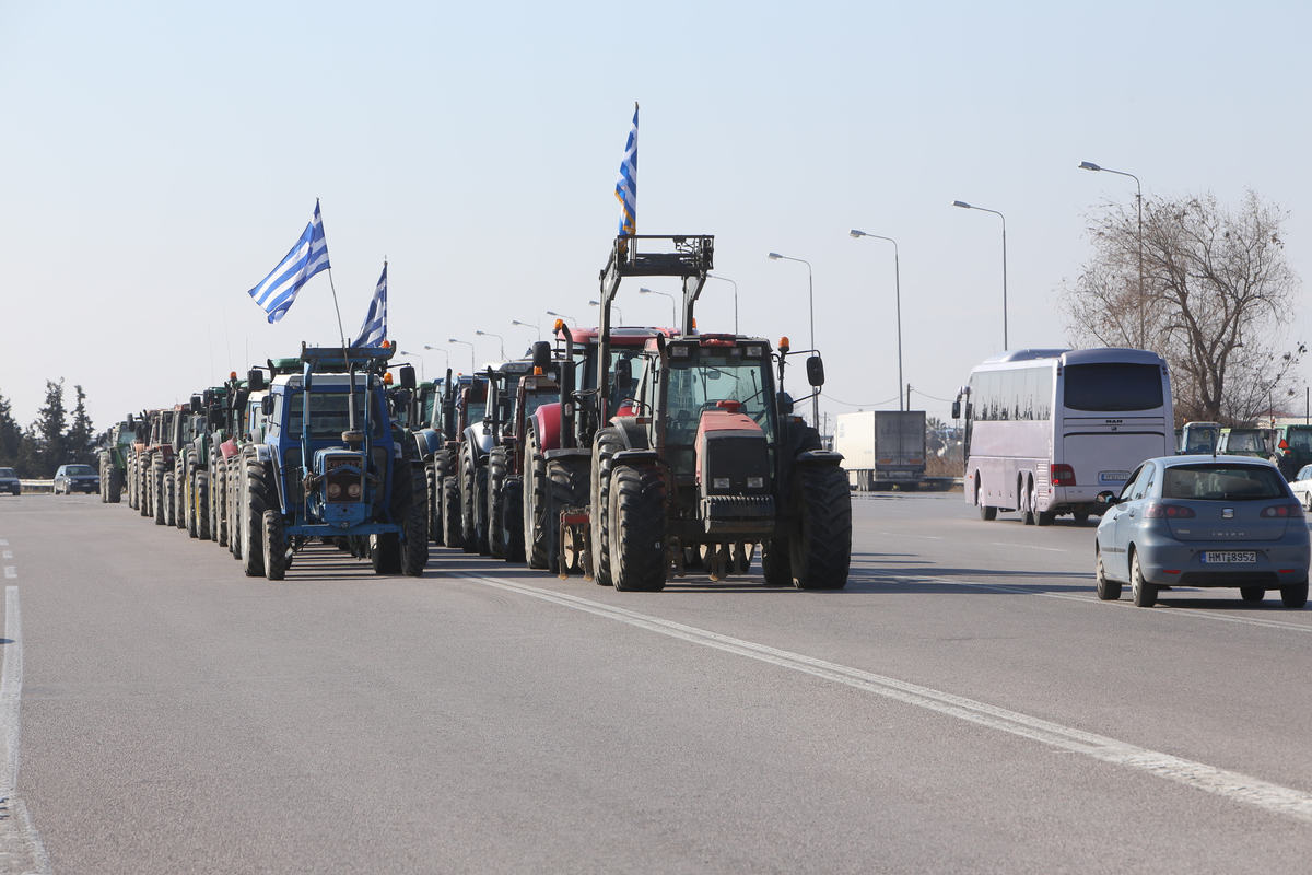 Μπλόκα αγροτών: Ένταση, κλειστοί δρόμοι και κλιμάκωση των κινητοποιήσεων