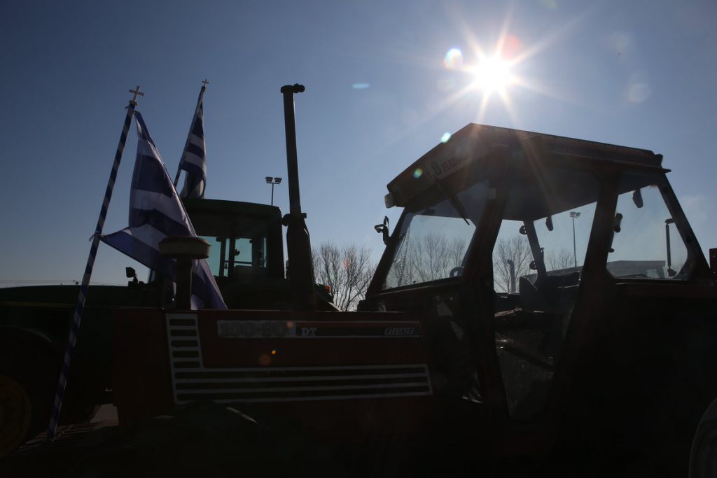 Μπλόκα αγροτών: Κλειστη και στα δύο ρεύματα η Εθνική Αθηνών – Θεσσαλονίκης