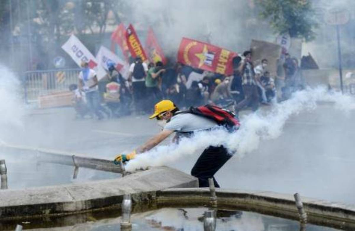 Σοβαρά επεισόδια τώρα σε Άγκυρα, Σμύρνη και Άδανα – Χιλιάδες διαδηλωτές στην πλατεία Ταξίμ, χορεύουν και τραγουδάνε – ΦΩΤΟ και ΒΙΝΤΕΟ