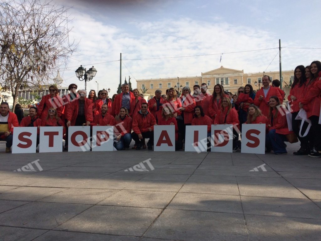 STOP AIDS – Γέμισε κόκκινες ομπρέλες το Σύνταγμα