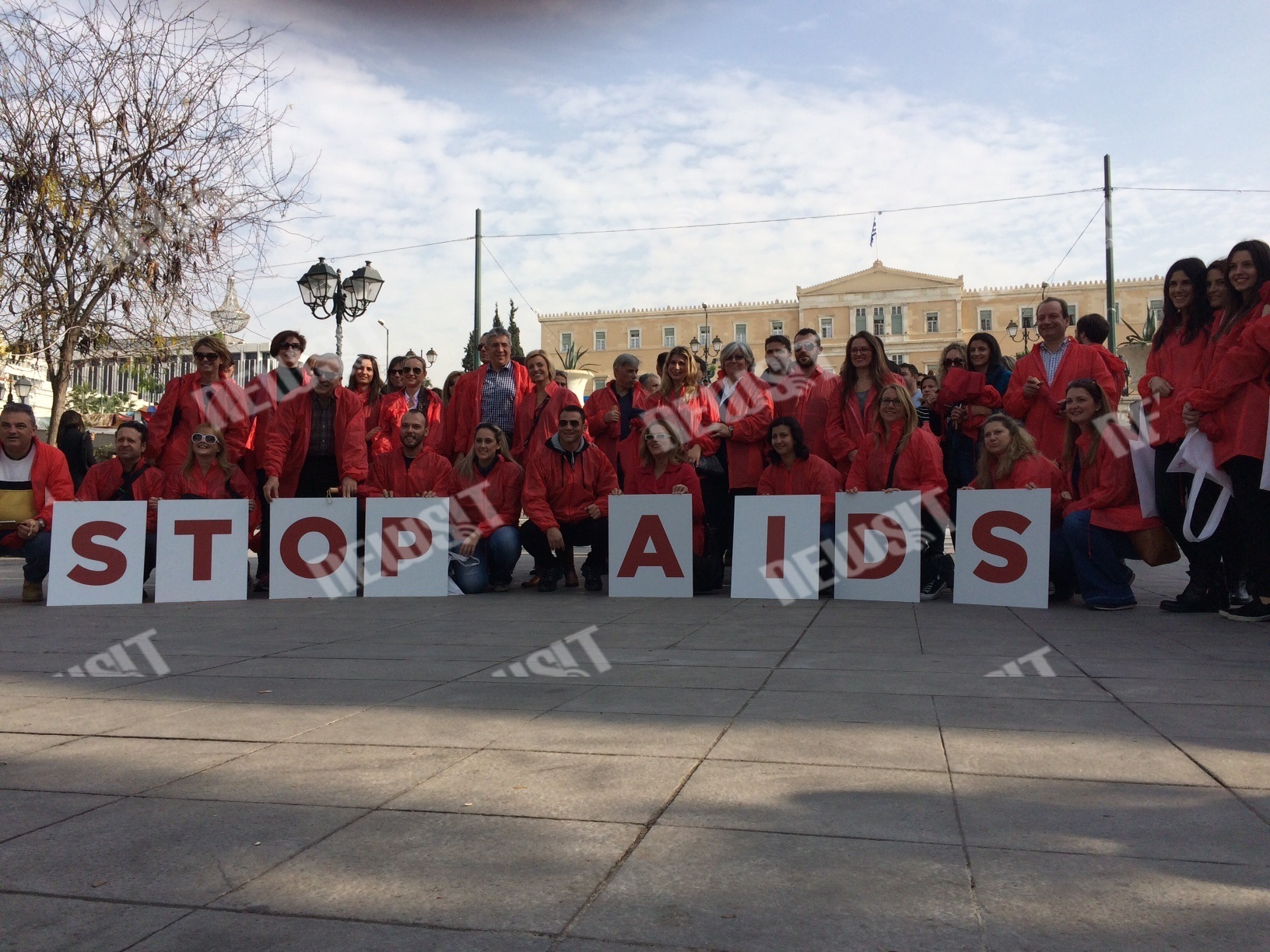 STOP AIDS – Γέμισε κόκκινες ομπρέλες το Σύνταγμα