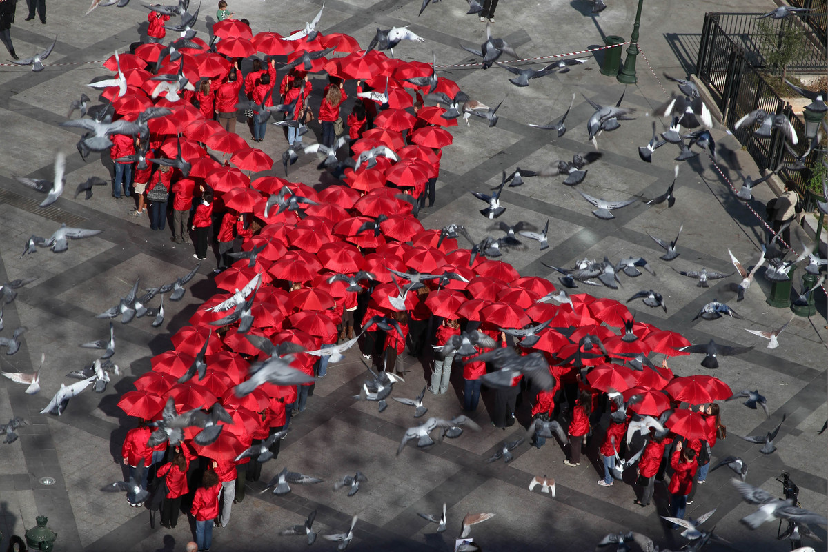 Οργανώσεις για το AIDS κατά Μιχελογιαννάκη που είπε πως ο ιός μεταδίδεται με το σάλιο