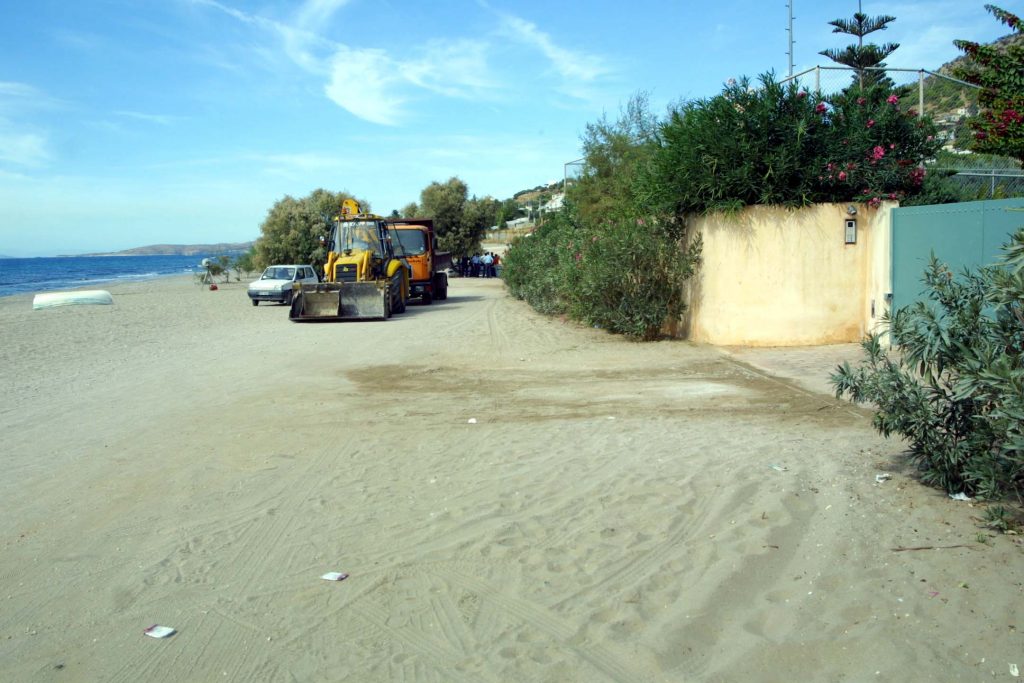 Άνθρωποι στη θάλασσα και ..ρίξτε στο γιαλό τσιμέντο!