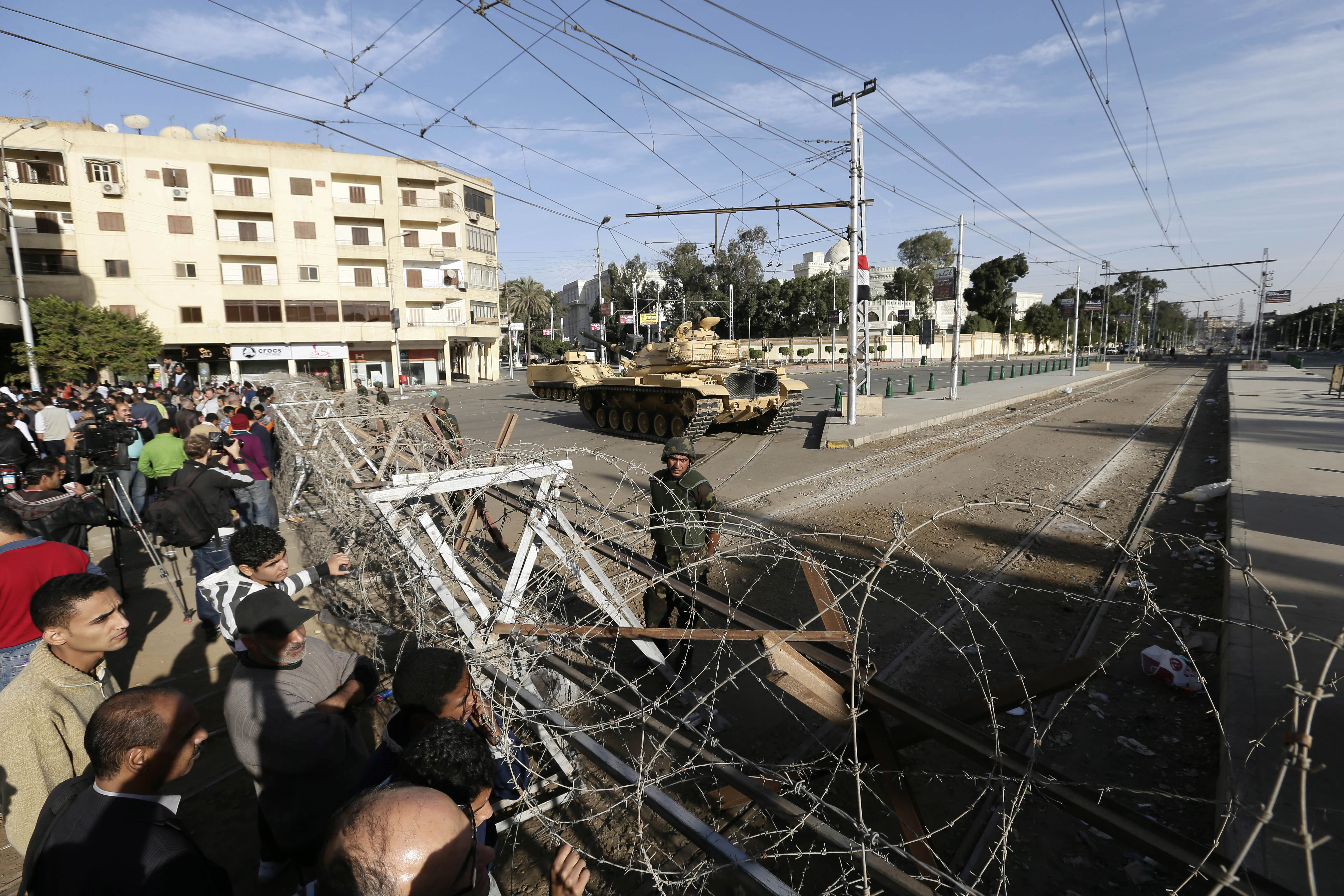 Οι Αιγύπτιοι έσπασαν το οδόφραγμα γύρω από το προεδρικό μέγαρο