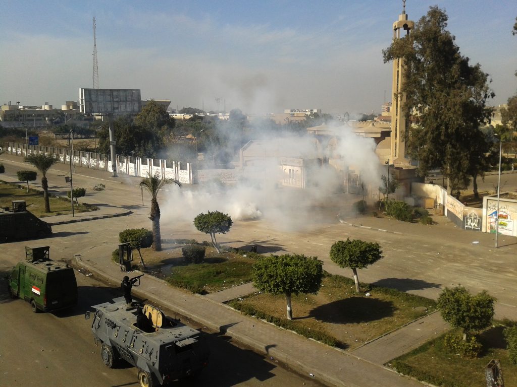 Τουλάχιστον τρεις άνθρωποι σκοτώθηκαν και εκατοντάδες συνελήφθησαν στις ταραχές σε πολλές πόλεις της χώρας