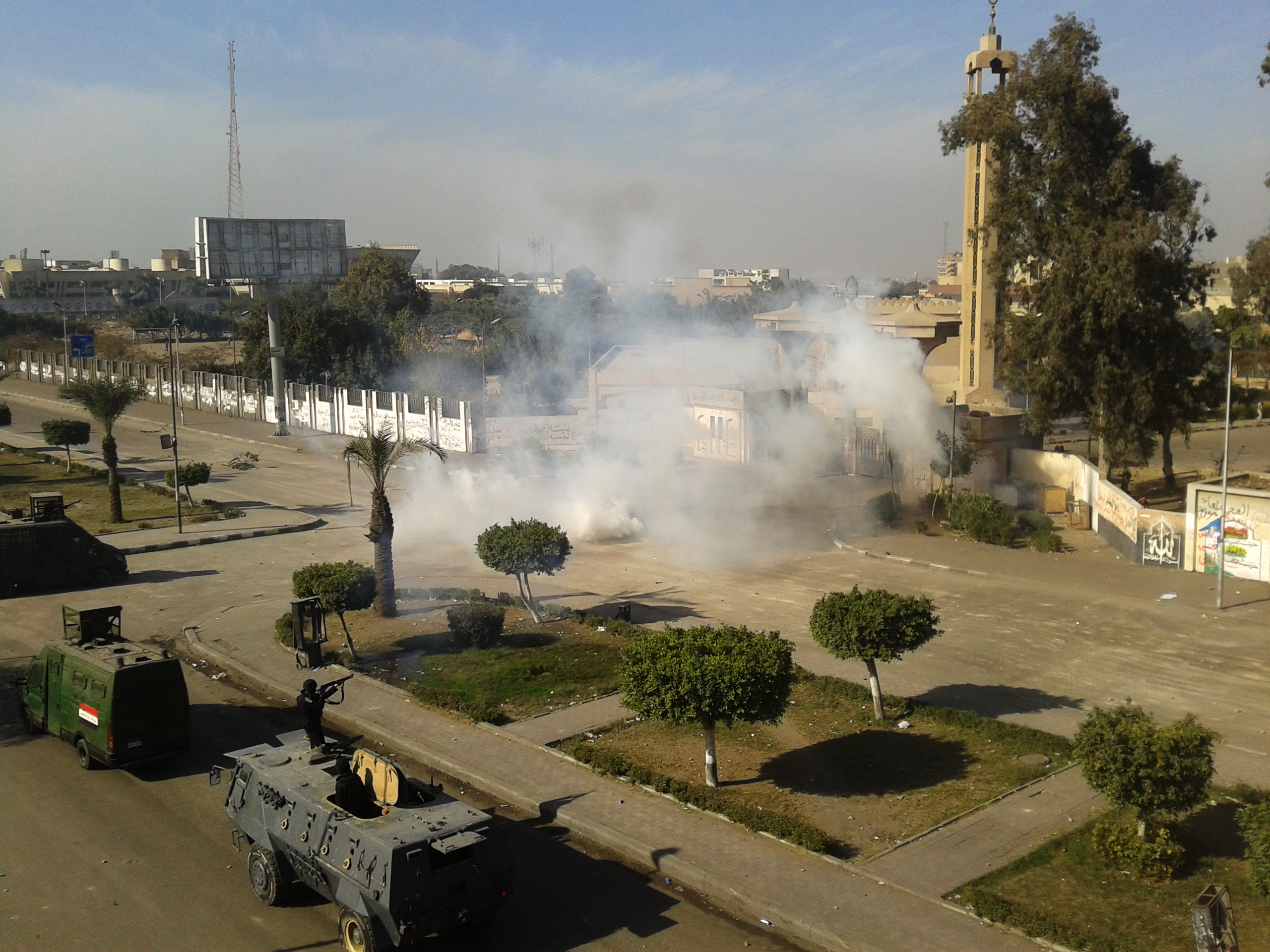 Τουλάχιστον τρεις άνθρωποι σκοτώθηκαν και εκατοντάδες συνελήφθησαν στις ταραχές σε πολλές πόλεις της χώρας