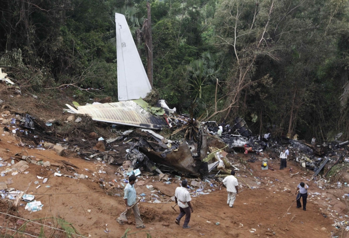 Συντρίμμια του αεροσκάφους παντούς σκορπισμένα στο δάσος. ΦΩΤΟ REUTERS