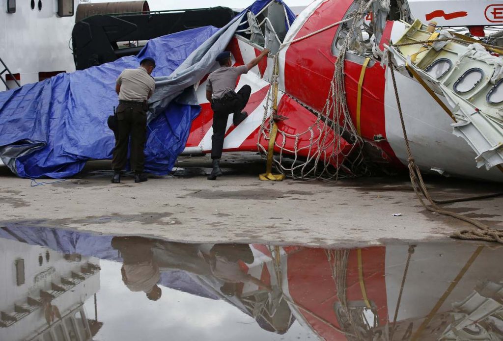 Εξερράγη το αεροσκάφος της AirAsia – Αμφισβητεί την κυβέρνηση η Επιτροπή Ασφάλειας
