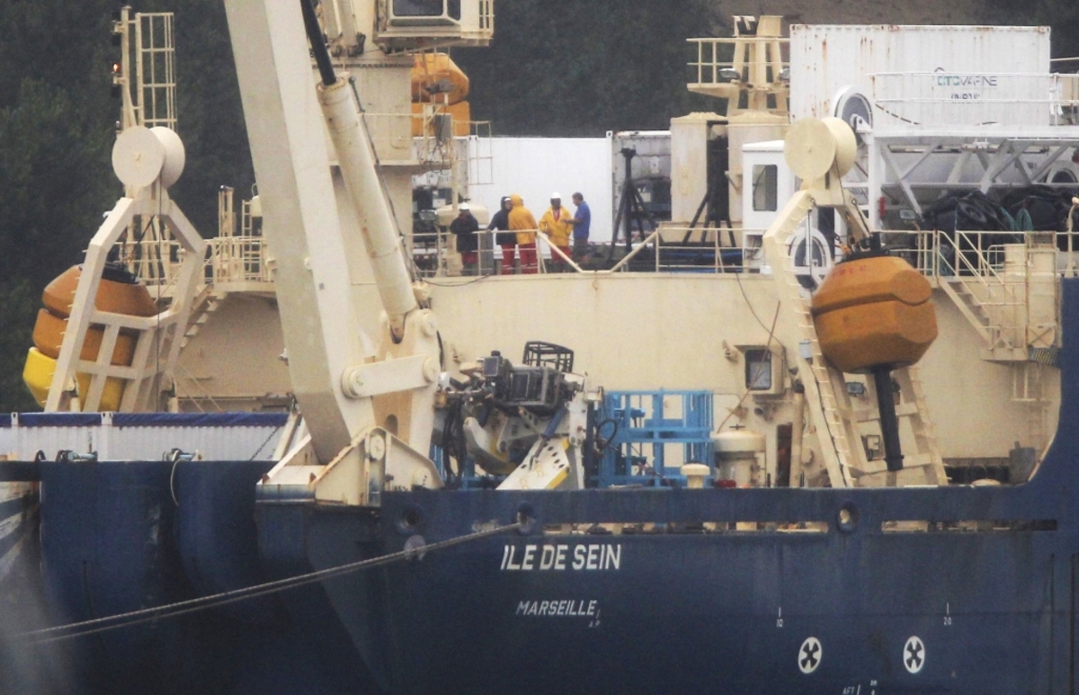 Το πλοίο που μεταφέρει τις σορούς των θυμάτων έφτασε το πρωί στο λιμάνι της Μπαγιόν. ΦΩΤΟ REUTERS