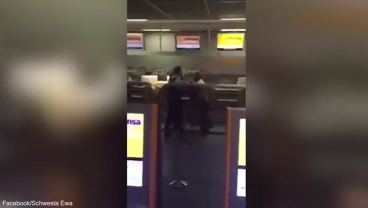 Χαμός στο αεροδρόμιο της Φρανκφούρτης! Έπαιξε ξύλο με αστυνομικούς [vid]