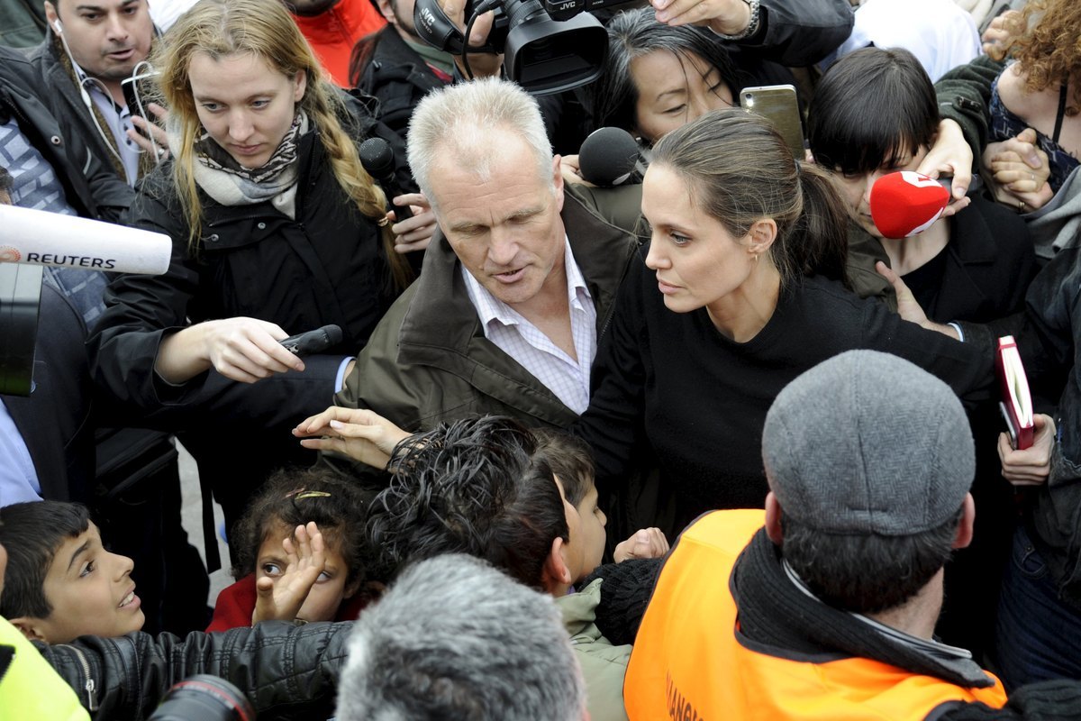 Angelina Jolie: Ανθρώπινη ασπίδα για τα προσφυγόπουλα – Τους “έλιωσαν” στο λιμάνι του Πειραιά