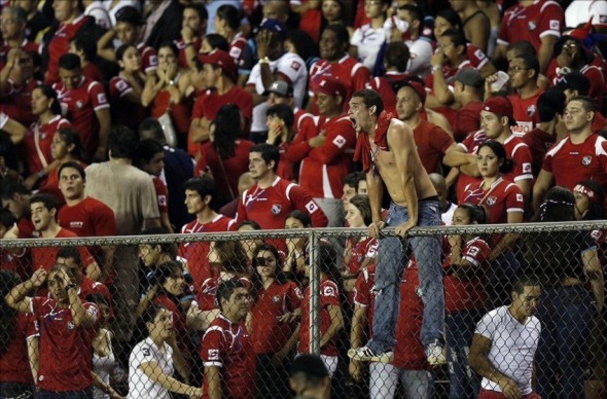 Χούλιγκανς του Άγιαξ πυροβόλησαν οπαδούς της Σέλτικ (ΦΩΤΟ & VIDEO)