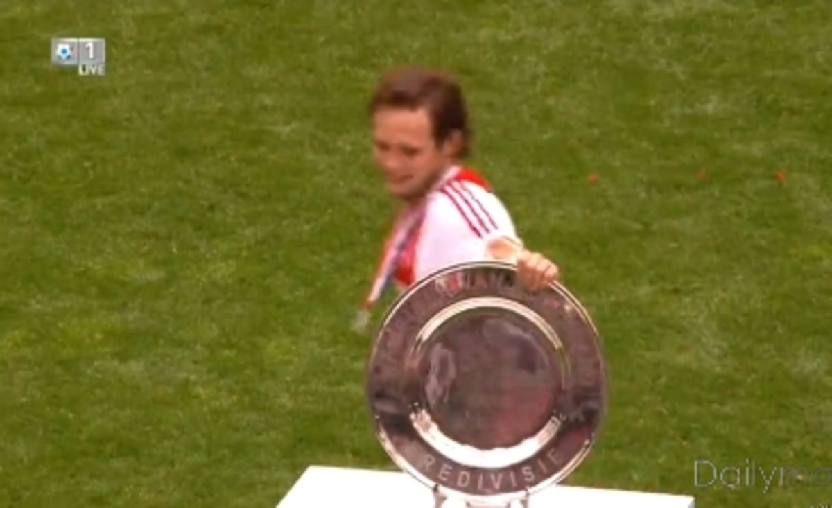 Ο… ατσούμπαλος – Παίκτης του Άγιαξ γκρέμισε την κούπα (VIDEO)