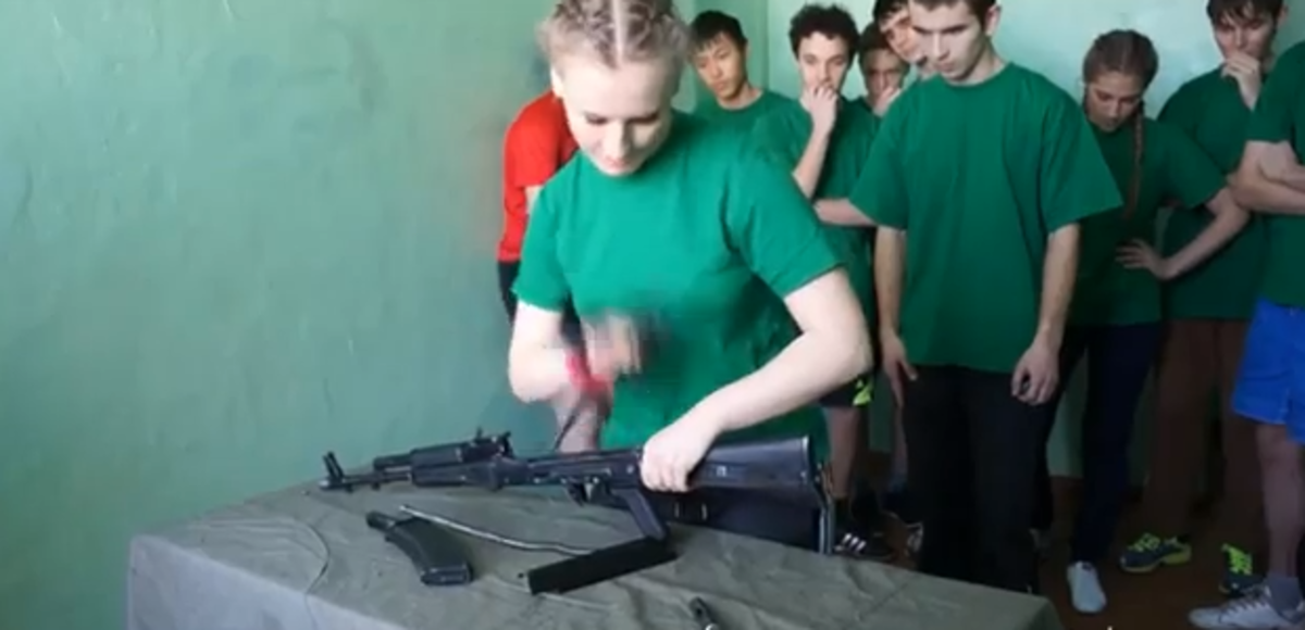 ΒΙΝΤΕΟ: “Μάθε παιδί μου να λύνεις και να δένεις το Καλάσνικοφ”!