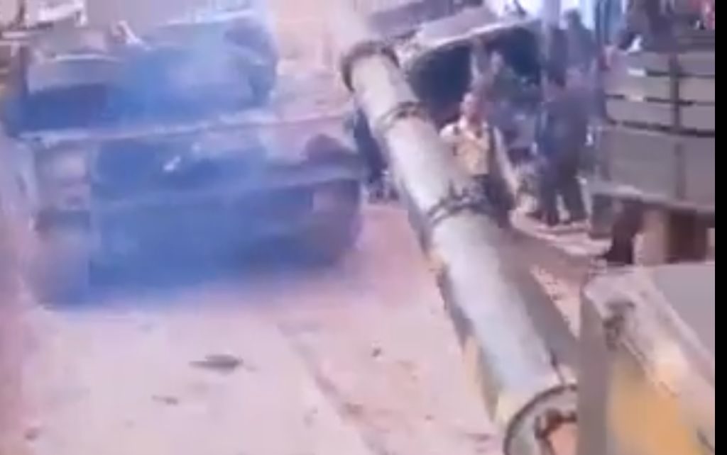 Βίντεο σοκ από Συρία – Άρμα μάχης πατάει την σορό αντάρτη – ΠΡΟΣΟΧΗ ΟΙ ΕΙΚΟΝΕΣ ΣΤΟ ΒΙΝΤΕΟ ΕΙΝΑΙ ΣΚΛΗΡΕΣ