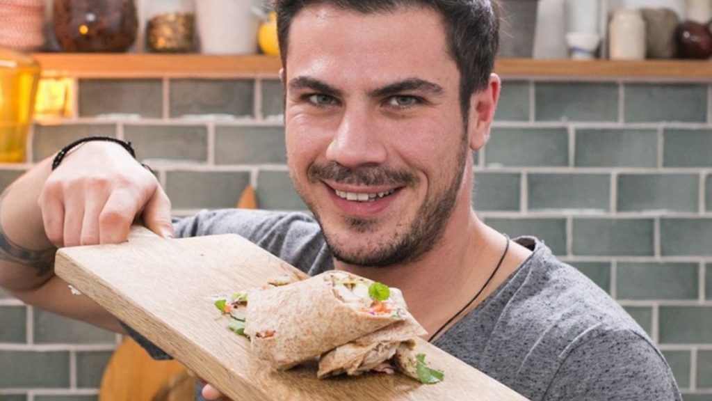 «Έχω κάνει συνταγές του Άκη Πετρετζίκη με μικρές διορθώσεις. Έκανε βέβαια ένα φάουλ…»