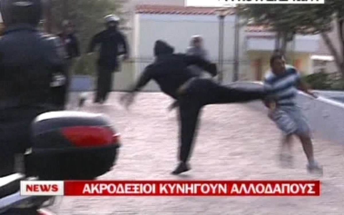Ακροδεξιοί κυνηγούν και χτυπούν τους αλλοδαπούς