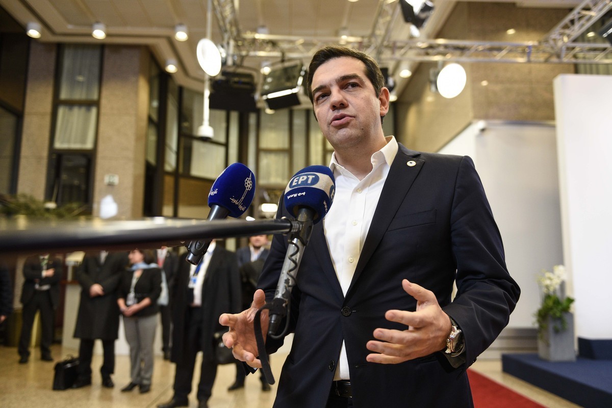 Αλέξη τρως! “Βοήθεια” φώναζε το κουμπί στο σακάκι του Πρωθυπουργού!