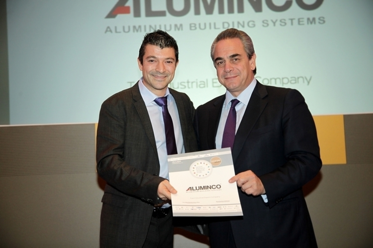 Αργύρης Καρράς από Αριστερά. Αντιπρόεδρος της ALUMINCO AE βραβεύτηκε από τον κο. Κ. Μίχαλο