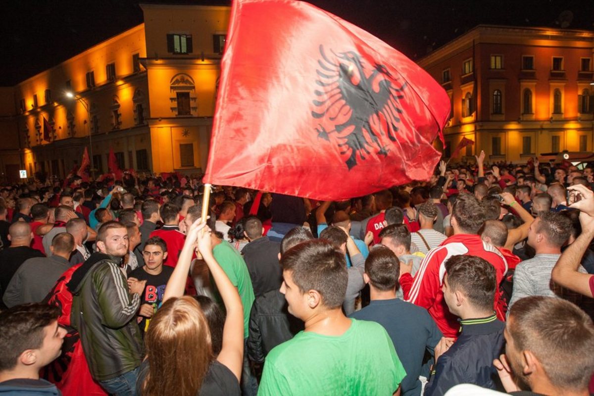 Συνεχίζουν τις προκλήσεις οι Αλβανοί – 5.000 άτομα υποδέχτηκαν τους “ήρωες”