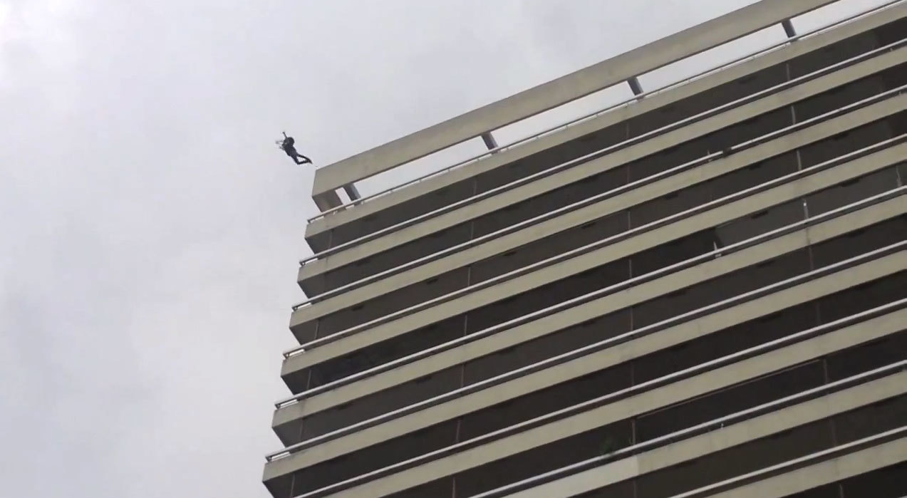 Πήδηξε στο κενό από τον 25ο όροφο! – Βίντεο